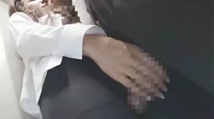 Ryska killen mogen porr knullar spinkig tjej och cums i munnen