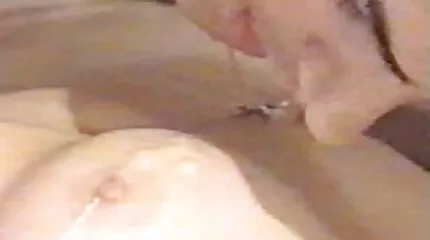 Vacker blondin knullad mogna kvinnor porr i tåg av en man
