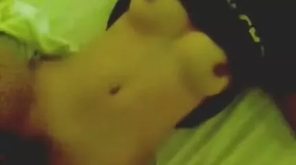 Vacker ung flicka och kåta mogna damer flicka passionerat och försiktigt knulla