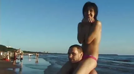 Kille tvingas sexiga mogna kvinnor rida kuk i en ung flicka