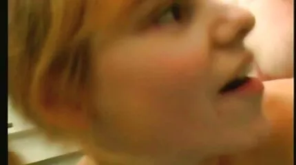 Kvinna förförd och knullad av en ung kille i kläder och mogna sexiga kvinnor strumpor