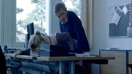 Vacker ung tjej knullad i röven porrfilmer mogna damer i en kryddig vuxen scen