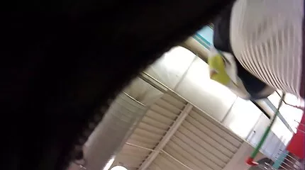Pojkvännen tvättas i duschen och hans tik hade tid mogenporr att knulla med en gäst