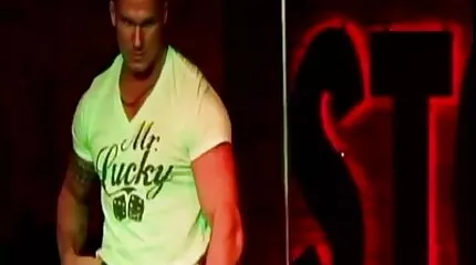 Flicka i röd porrfilm mogna kvinnor klänning har anal sex