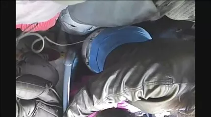 En kille har kul när en full porr med mogna kvinnor naken kvinna i badrummet suger hans kuk