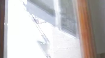 Babe med stora mogen porrfilm tuttar knullar sig själv med ett toy