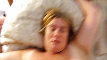 Mannen bjöd in en busty mogen pornografi blond för att knulla