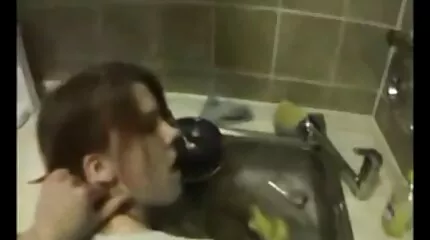 Naken flicka sprider hennes röv så att hennes porrfilm mogen pojkvän shoves en stor kuk i hennes anus