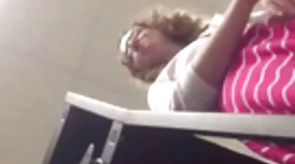 Vacker porrfilm mogen tjej suger pappas kuk och knullar med honom i olika poser