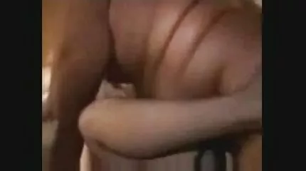Mamma nöjd med en gummi kuk och son såg det mogen pornografi