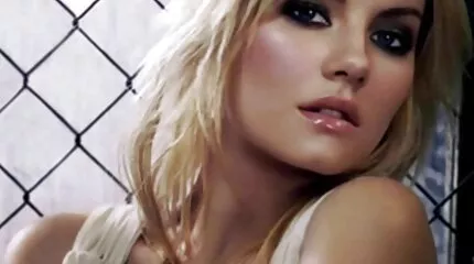 Vacker svensk mogen porr sex med en mycket tunn tjej levererade en riktig orgasm till en ung man