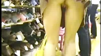 Kille knullar en ung kvinna gratis porr mogna kvinnor som står doggy style i en fin fitta