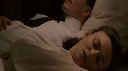 Kåt man ger en massage till en naken kvinna porrfilmer mogna damer