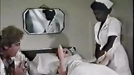 En vuxen hane behagar blond och mogen svensk porr hon ger honom fitta