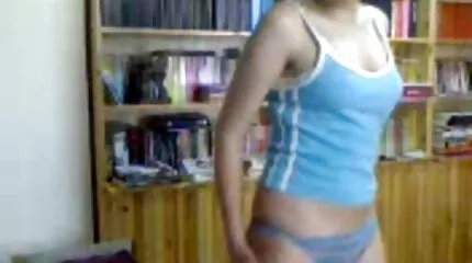 Sasha Paradise kan inte distrahera från en charmig gang bang, även en kuk mogenporr i fitta hjälper inte
