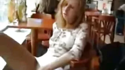 Cum i fittan av en vacker flicka efter mogen pornografi en varm knulla med en kille