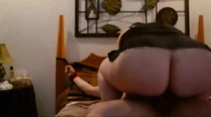 Killen slickar tjej fitta och slickar hennes fötter mogna damer porrfilm medan hon knullar en annan