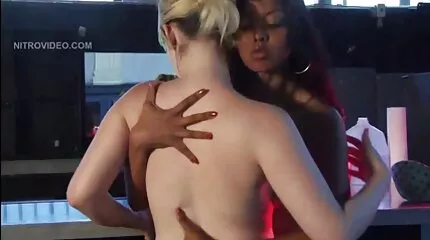 Gina Gerson bestämde sig för att dela kuk med sin flickvän, arrangera en passionerad mogen porrfilm knulla