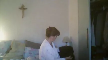 Riktig intim massage av en ung flicka med ing?ngen av en mogen pornografi snopp