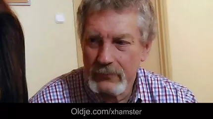 Tonåring Ryska lesbiska lockas till en ung kille porr med mogna damer gangbang