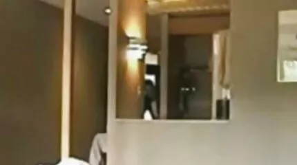 Kvinnan med silikon bröst svensk mogen porr har kul med kuk av en ung kille