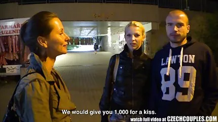 Ryska mannen mogna kvinnor porr knullade skönhet i röven mitt i köket för att inte laga lunch