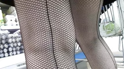 Han hj?lpte en rysk fr?mling reparera bilen, och sexiga mogna damer hon kl?ttrade in i hans byxor