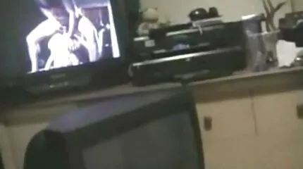 Två flickor och en man mogna damer porrfilm har en trekant
